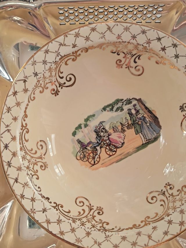 Ciotola vintage con decoro.