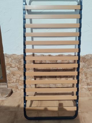 Somier con patas metálicas y láminas de madera