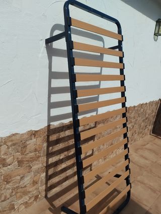 Somier con patas metálicas y láminas de madera