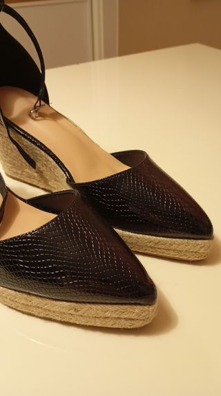 Sandalias cuña negras atadas al tobillo