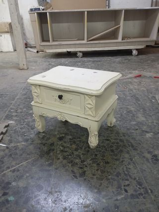 Mesita de noche antigua de madera