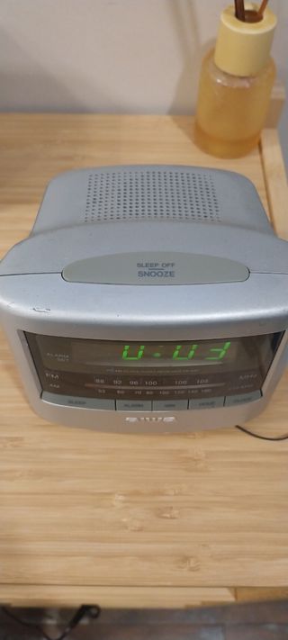 Radio despertador Aiwa plata