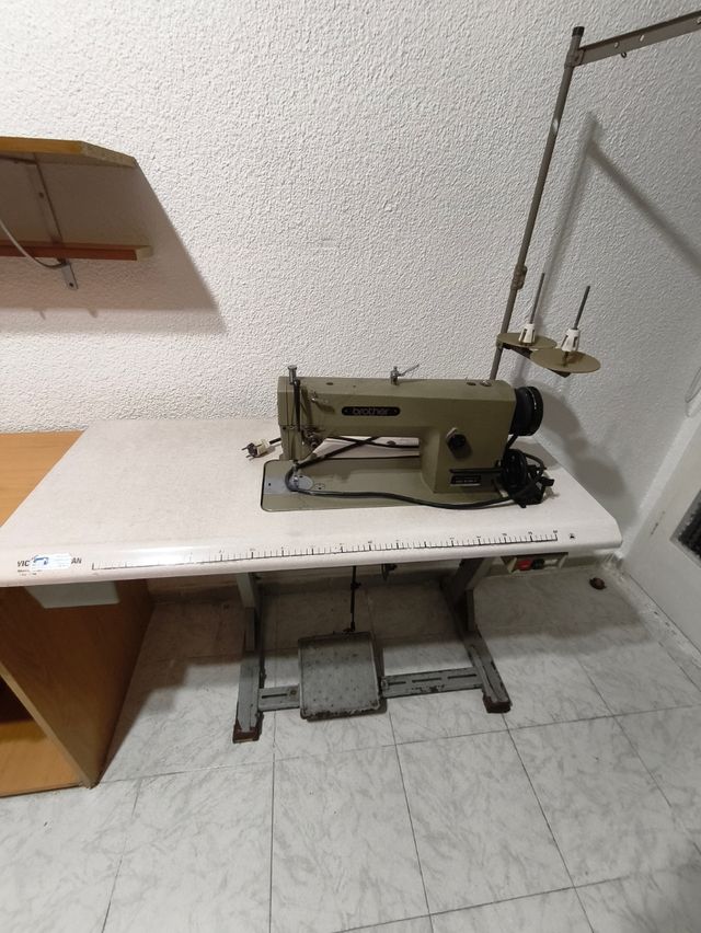 Máquina de coser Brother modelo DB2-B735-3