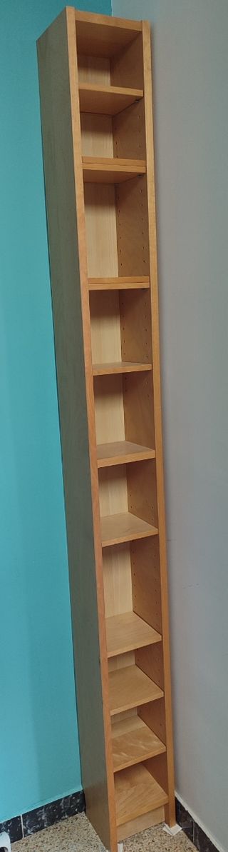 Estantería de madera estrecha