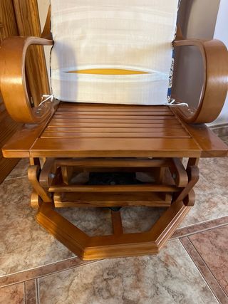 Conjunto mecedora y reposapies de madera