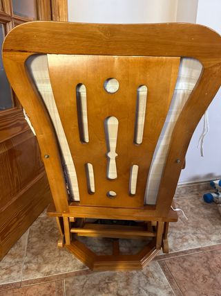 Conjunto mecedora y reposapies de madera