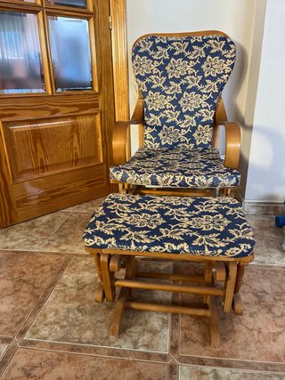 Conjunto mecedora y reposapies de madera