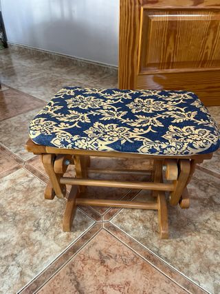 Conjunto mecedora y reposapies de madera