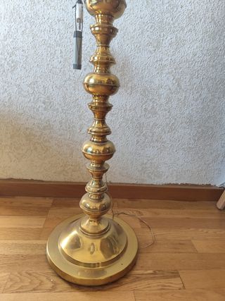Lámpara de pie vintage dorada. 170cm altura