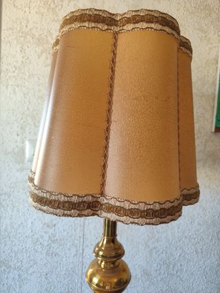 Lámpara de pie vintage dorada. 170cm altura