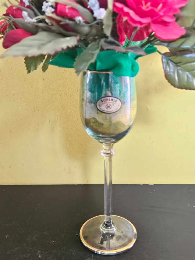 Bicchiere Bohemia con fiori rossi artificiali