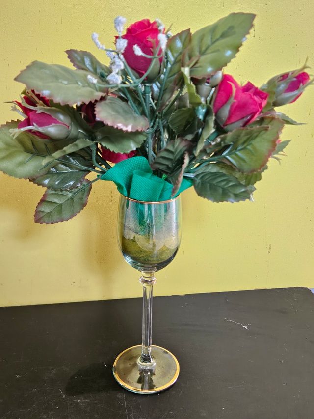 Bicchiere Bohemia con fiori rossi artificiali