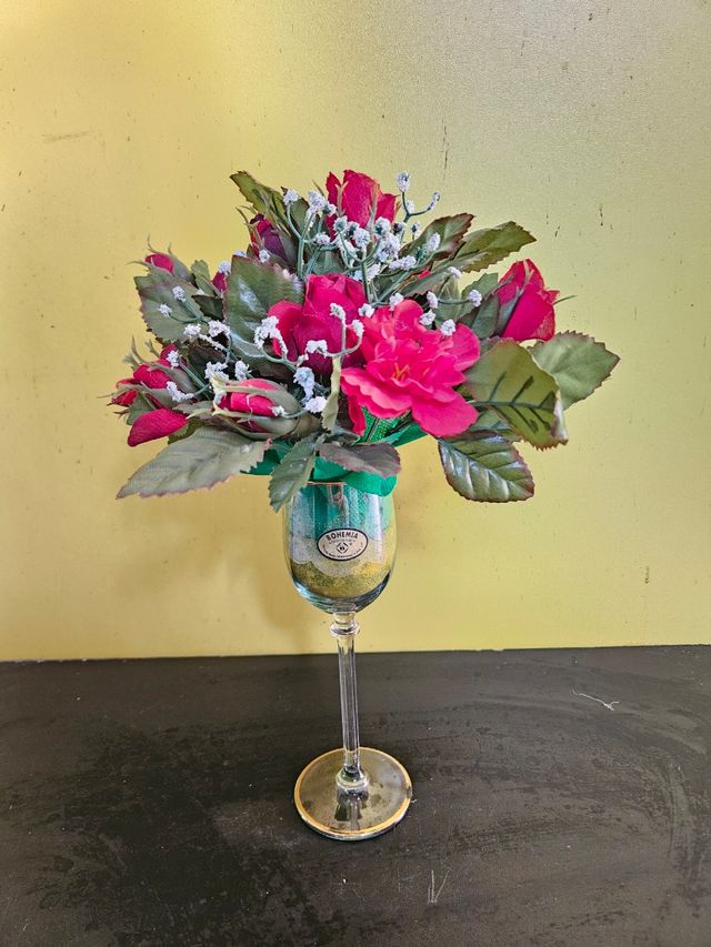 Bicchiere Bohemia con fiori rossi artificiali