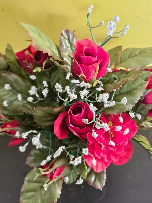 Bicchiere Bohemia con fiori rossi artificiali