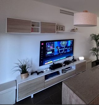 Conjunto salón moderno en color madera y blanco.