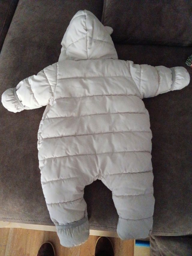 Buzo de bebé acolchado con capucha