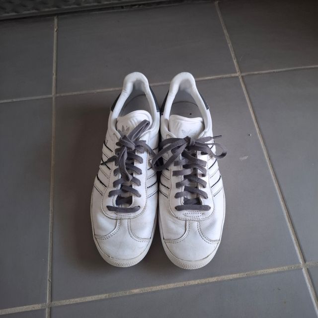 Zapatillas Adidas Gazelle Blanca y Gris