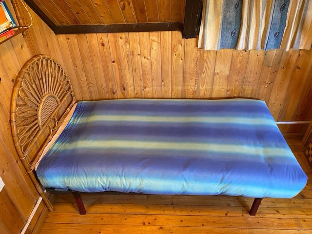 CAMA DE 90 CM., CON COLCHÓN Y CABECERO