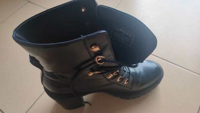 Botas de tacón negras con cordones