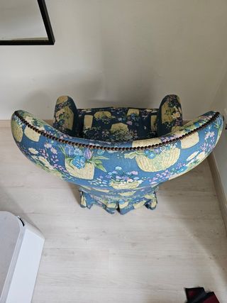 Sillón de tela estampado floral