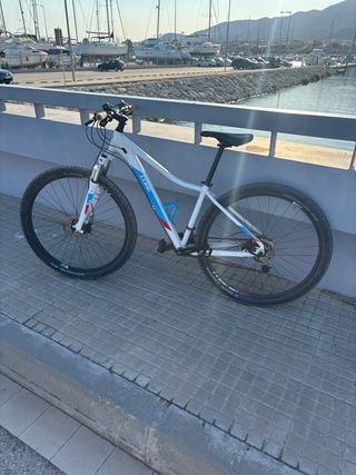 Bicicleta Cube Blanca y Azul