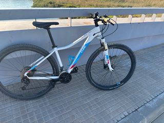 Bicicleta Cube Blanca y Azul