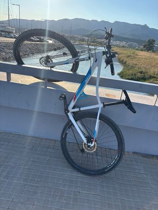 Bicicleta Cube Blanca y Azul