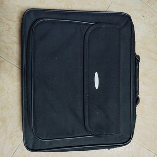 Maletín portátil negro marca Airis.