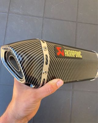 Escape Akrapovic carbono