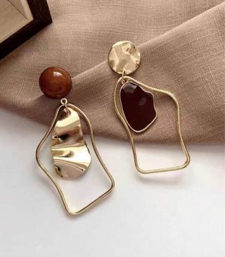 Pendientes dorados con detalle marrón