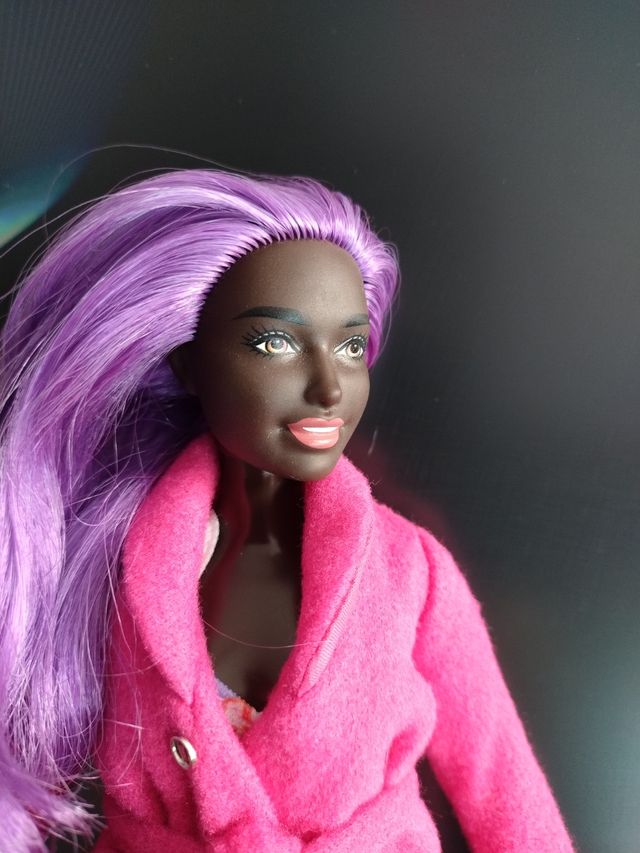 Barbie con capelli viola e cappotto rosa