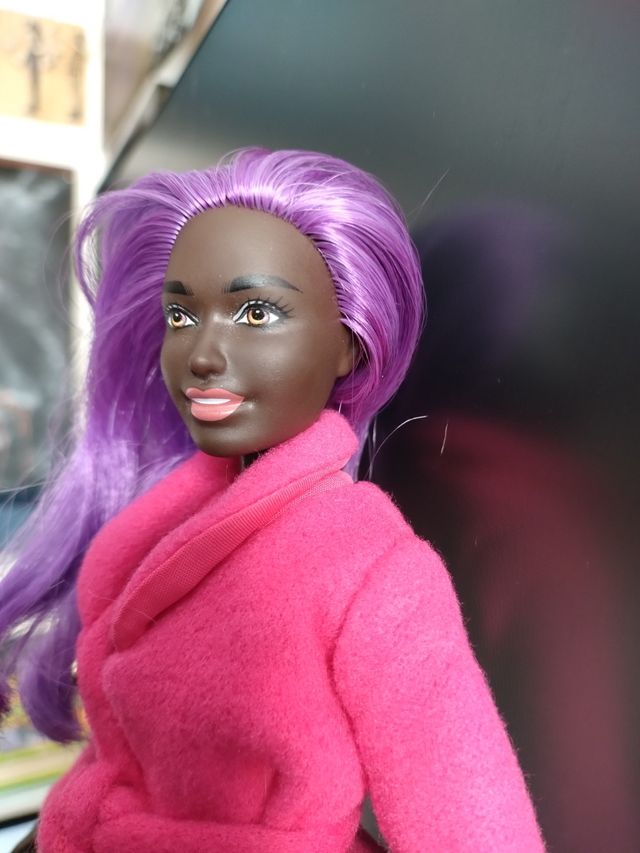 Barbie con capelli viola e cappotto rosa