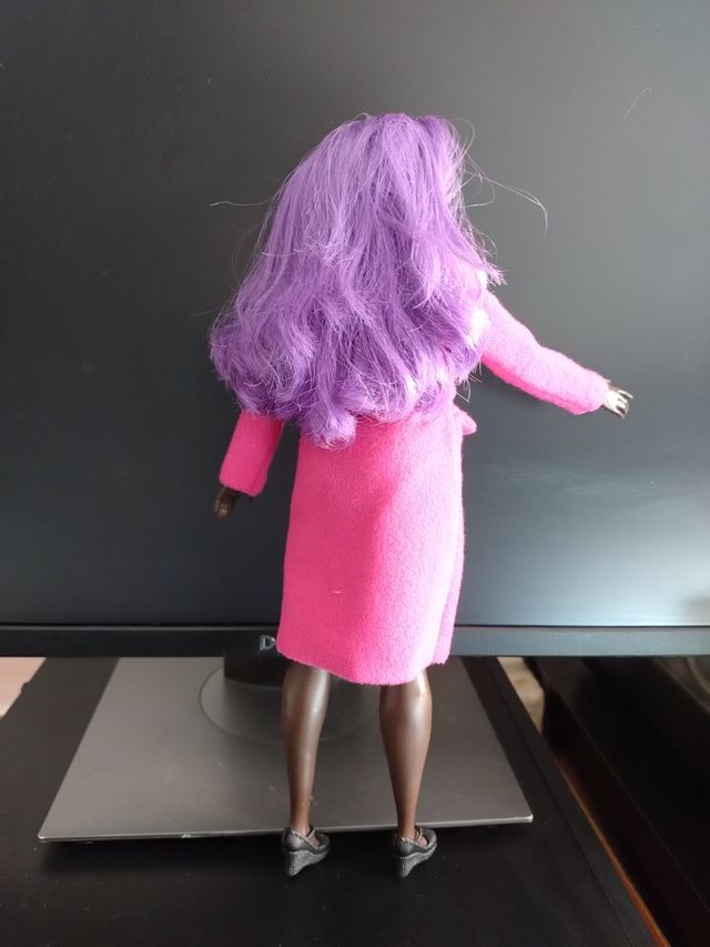 Barbie con capelli viola e cappotto rosa