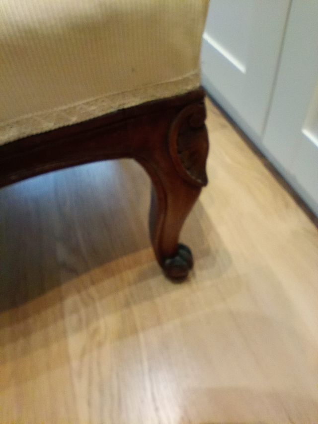 Sillón de madera y tela beige