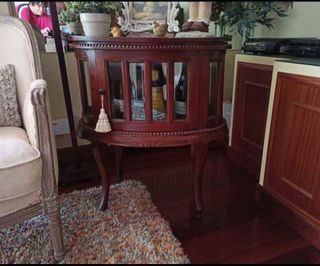 Mueble ovalado de madera y cristal 