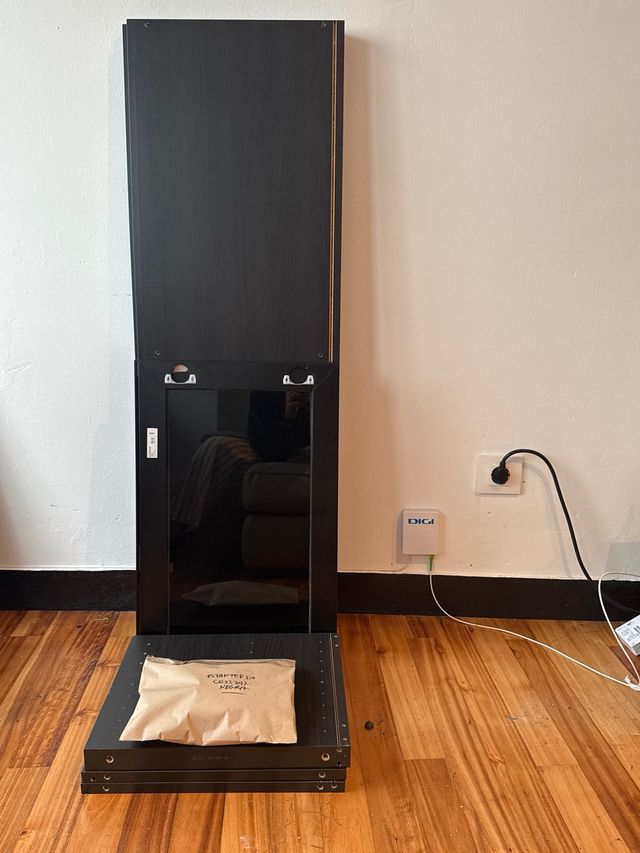 Mueble BESTA IKEA negro-marrón con cristal