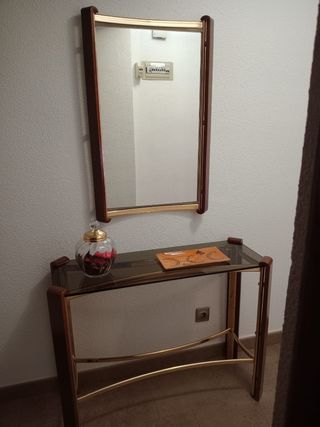 Entrada compuesta por conjunto de mesa y espejo.