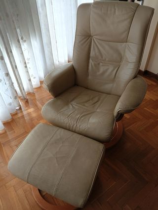 Sillón Tipo Stressless y Reposapiés Piel Beige