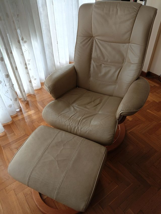 Sillón Tipo Stressless y Reposapiés Piel Beige