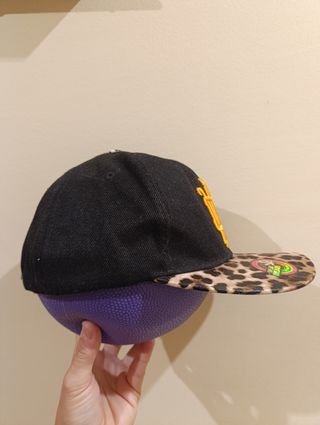 Gorra visera plana animalprint