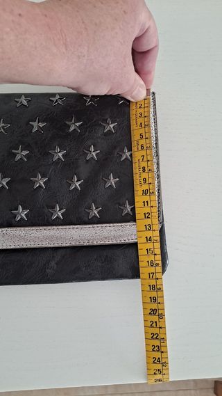 Bolso de mano negro y plata con estrellas