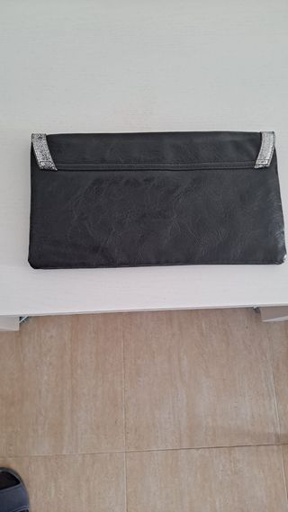Bolso de mano negro y plata con estrellas
