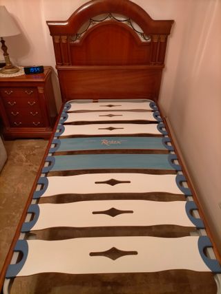 Dormitorio clásico con cómoda. 