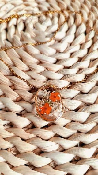 Collar Dije Flores Secas Naranja Dorado