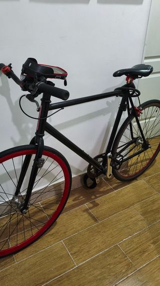 Bicicleta Fixie Negra con Ruedas Rojas