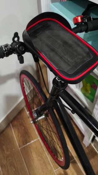 Bicicleta Fixie Negra con Ruedas Rojas