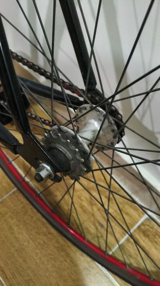 Bicicleta Fixie Negra con Ruedas Rojas