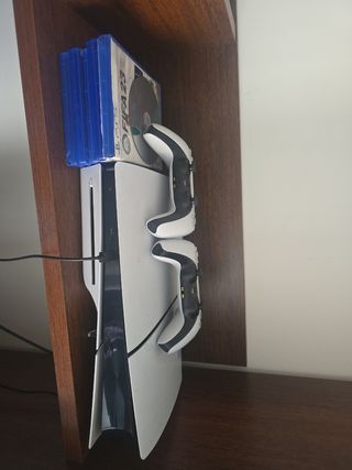 Consola PS5 con 2 mandos y 5 juegos esta como nuev