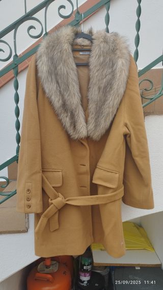 Abrigo de lana color mostaza/marron