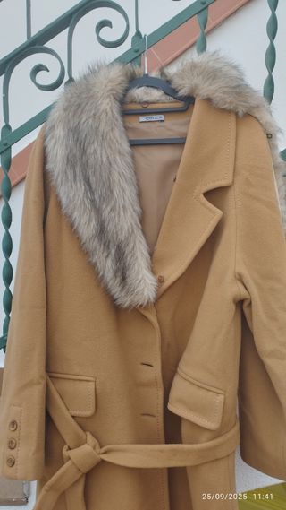 Abrigo de lana color mostaza/marron